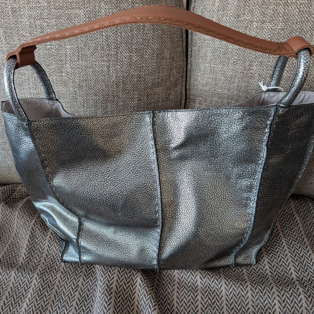 The Sak tote bag in silver leather